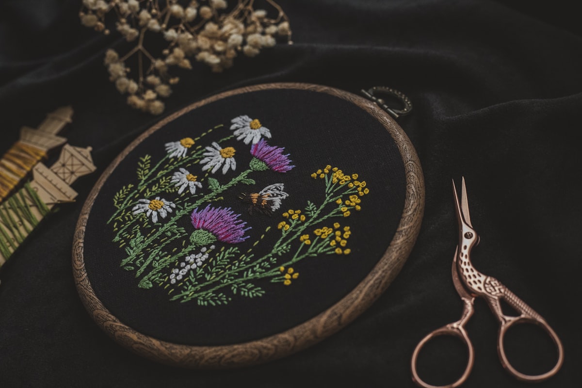 Detalle de bordado a mano sobre tela oscura