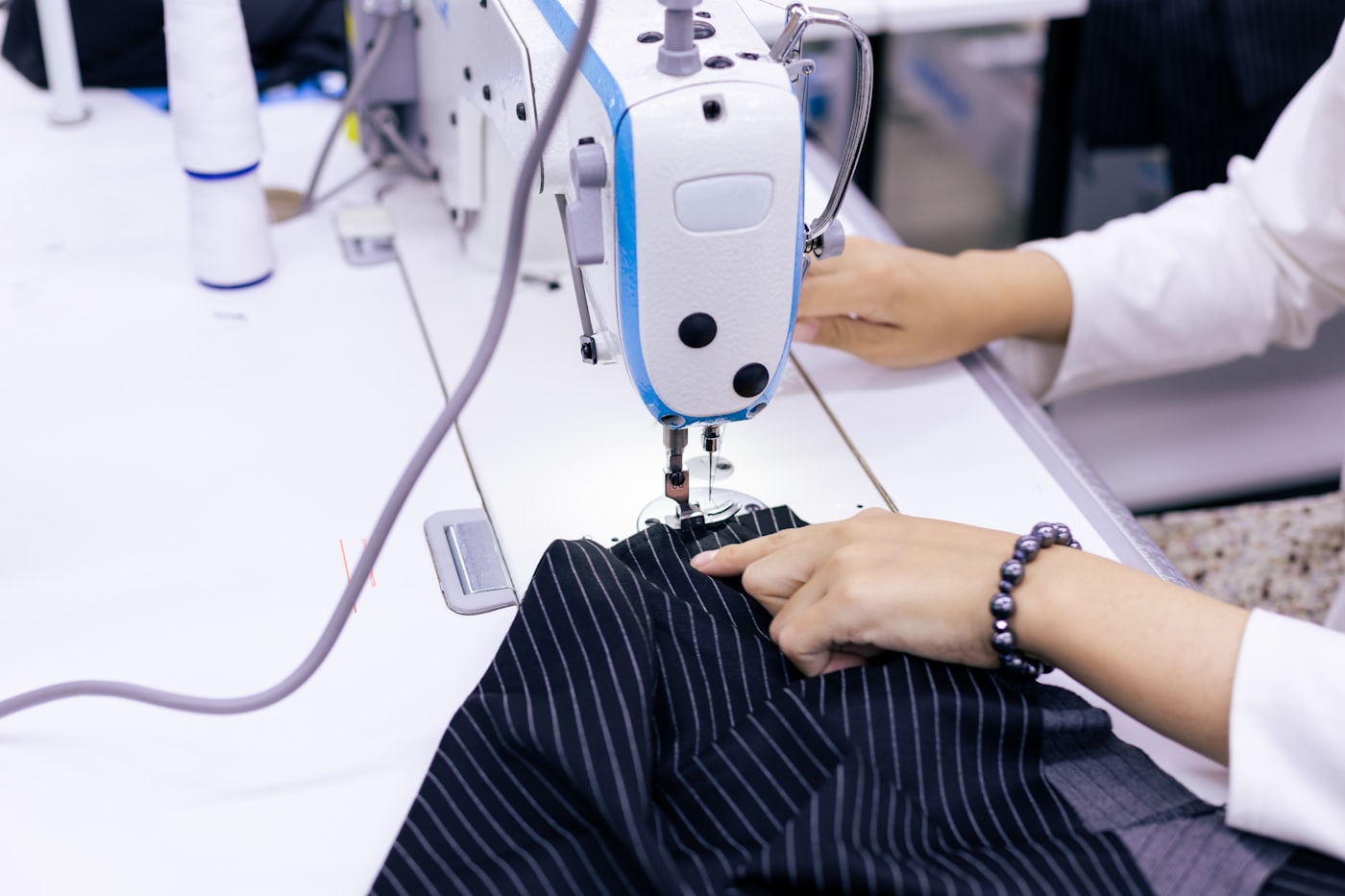 Costurera trabajando en su máquina en el taller