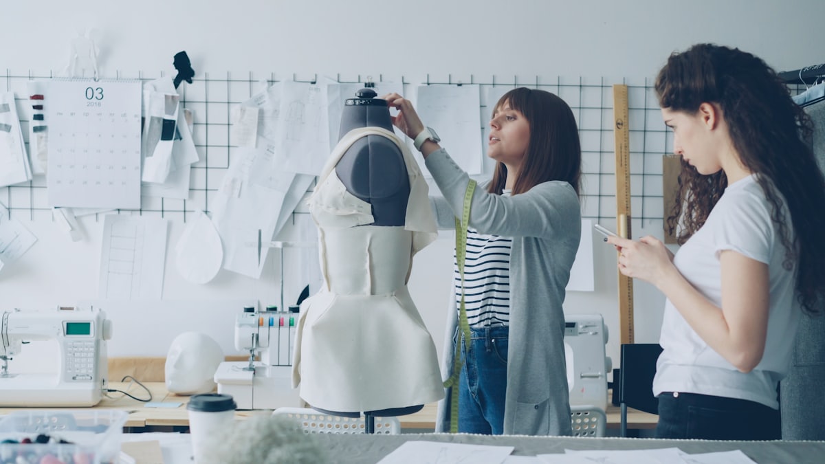 Modistas trabajando un vestido sobre el maniquí
