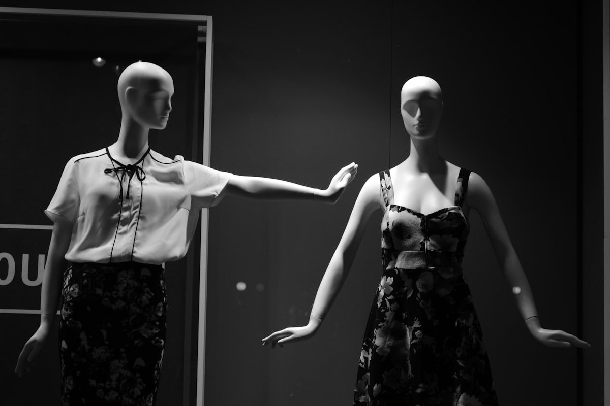 Maniquí de sastre con una prenda en construcción