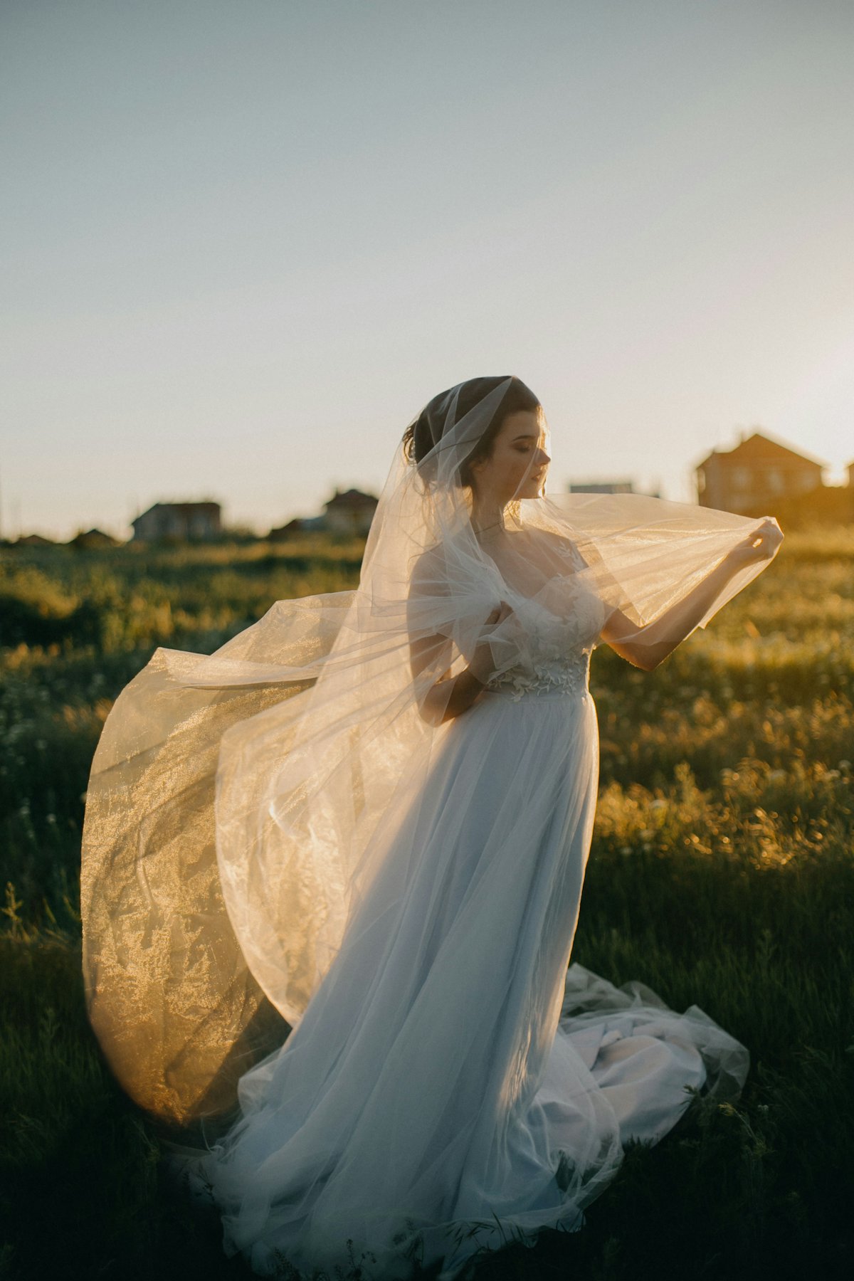 Novia con vestido sencillo en un campo
