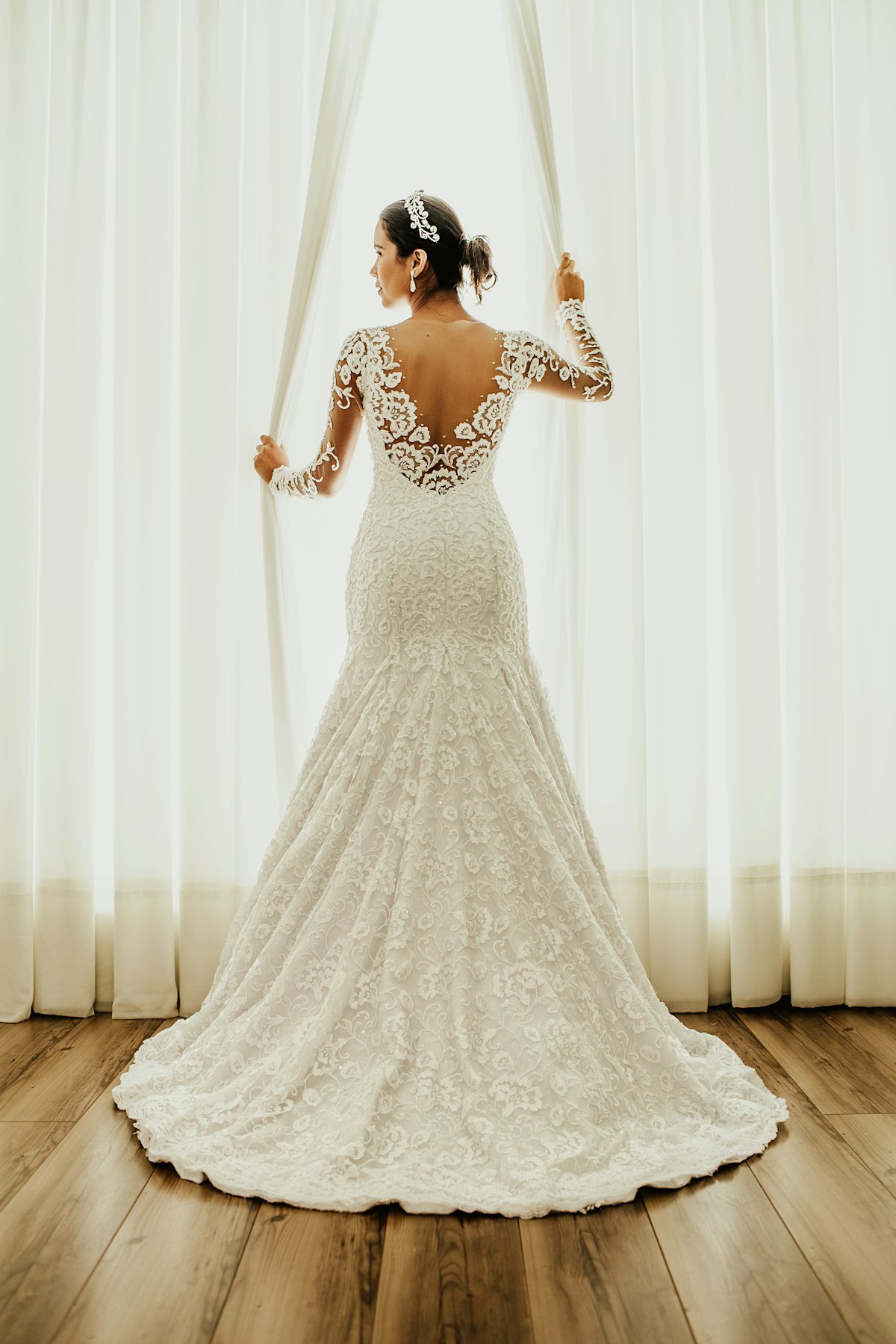 Detalle del encaje floral de un vestido de novia