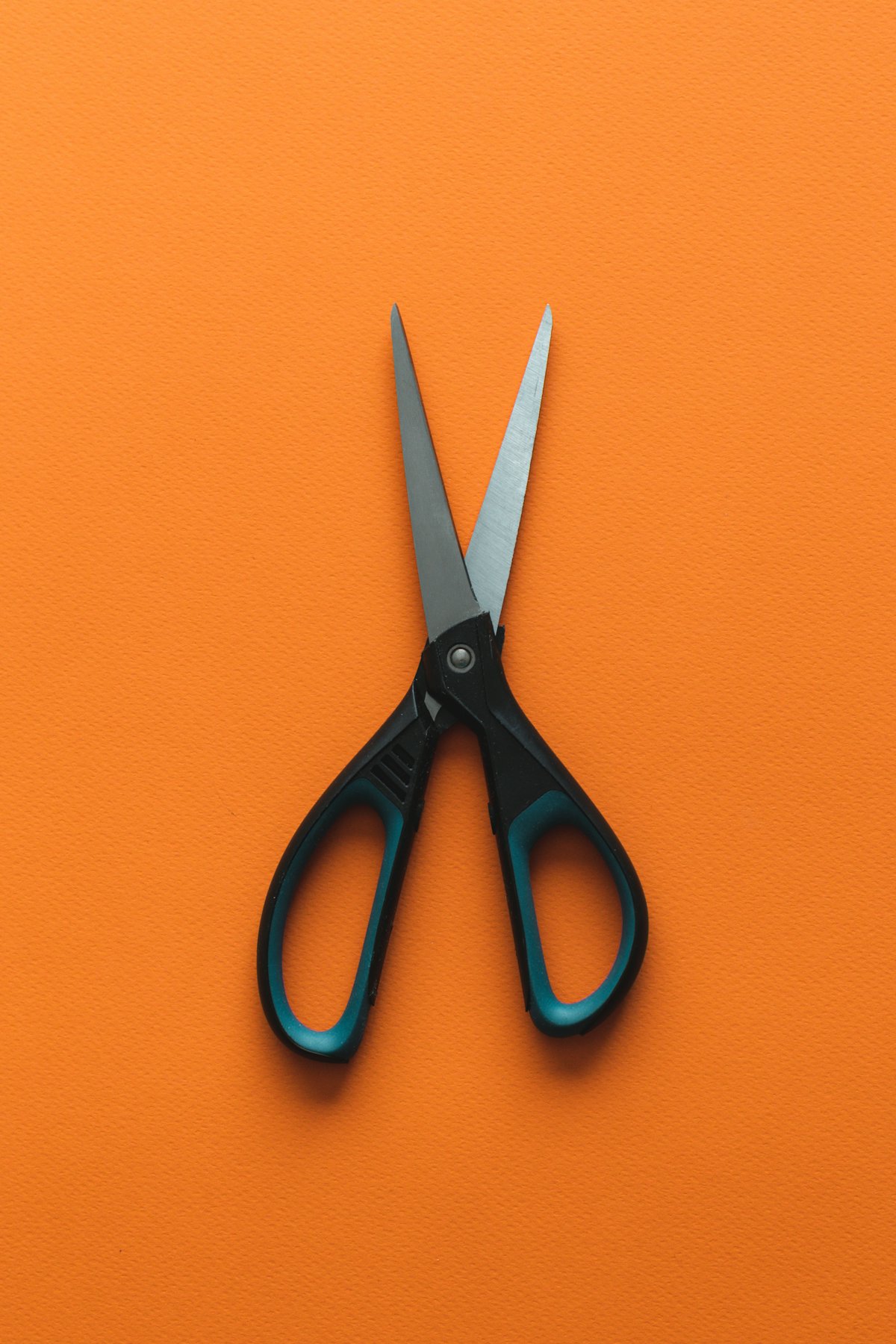 Tijeras de sastre sobre la mesa de corte