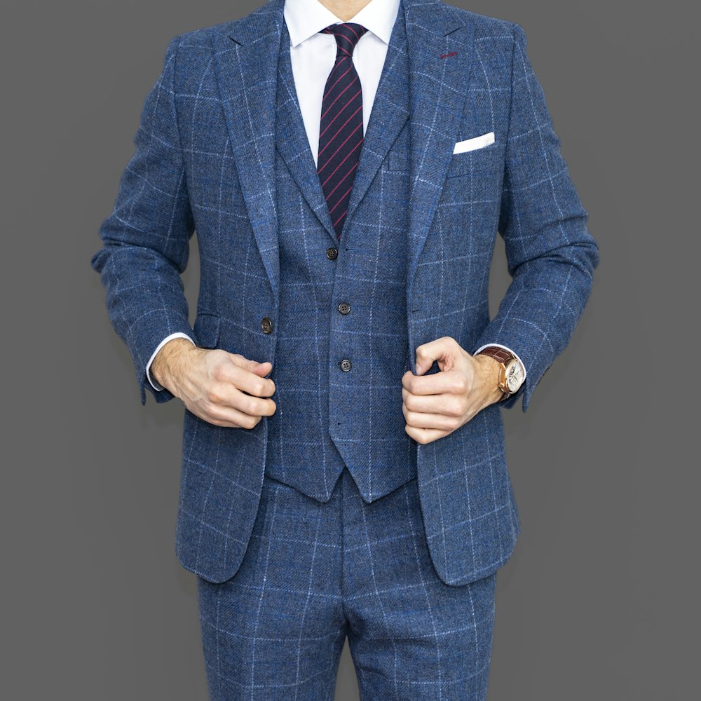 Hombre con blazer azul claro