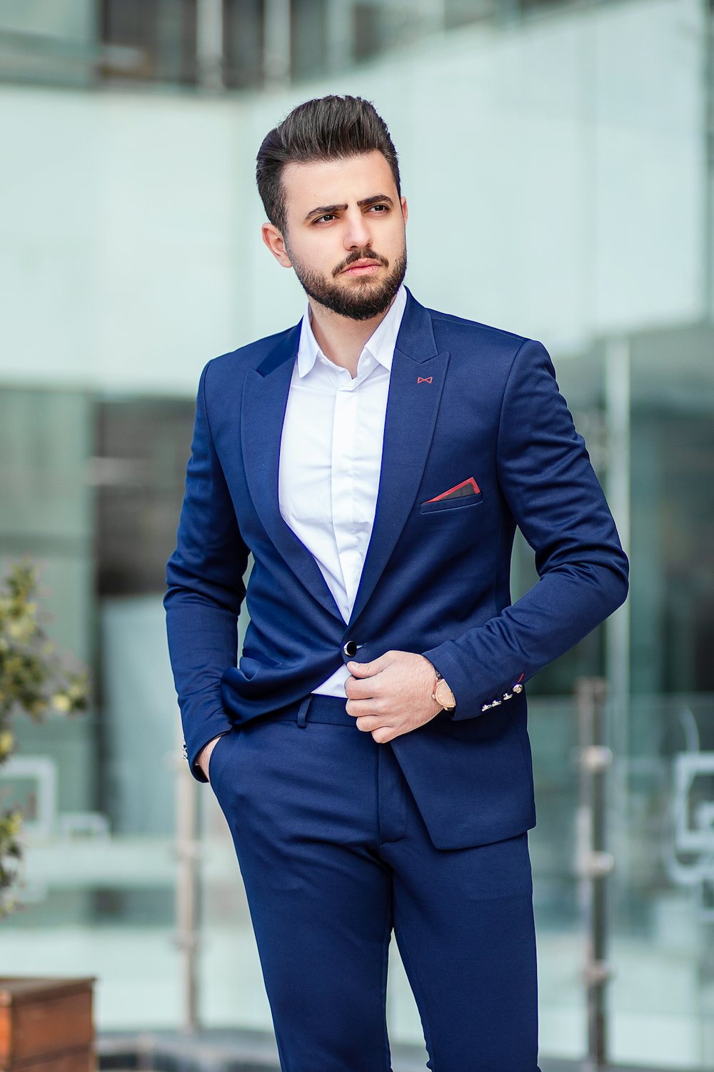 Hombre con traje azul a medida de pie