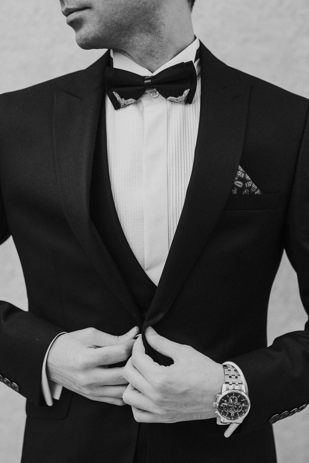 Hombre con chaqueta de traje negra